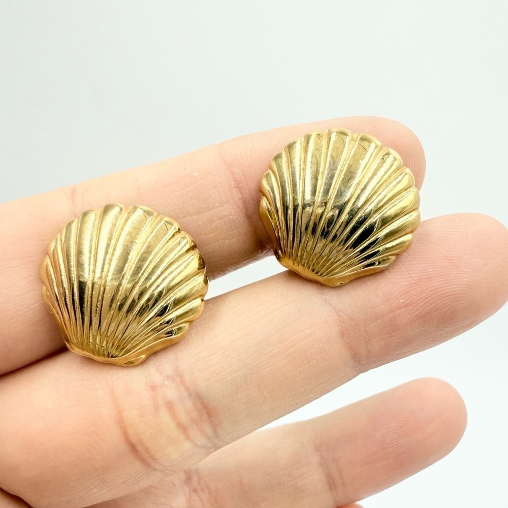 Vintage Clam Shell Gold Tone Clip on Earrings